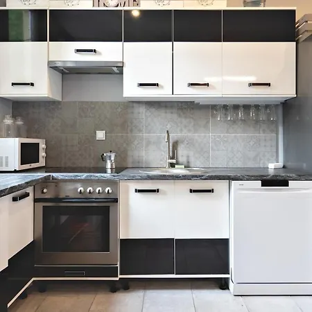 Modern Flat With Balcony&parking Apartamento *